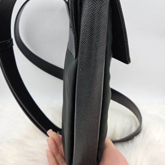 Louis Vuitton  Saratov Taiga PM Messenger Bag - Picture 6 of 17